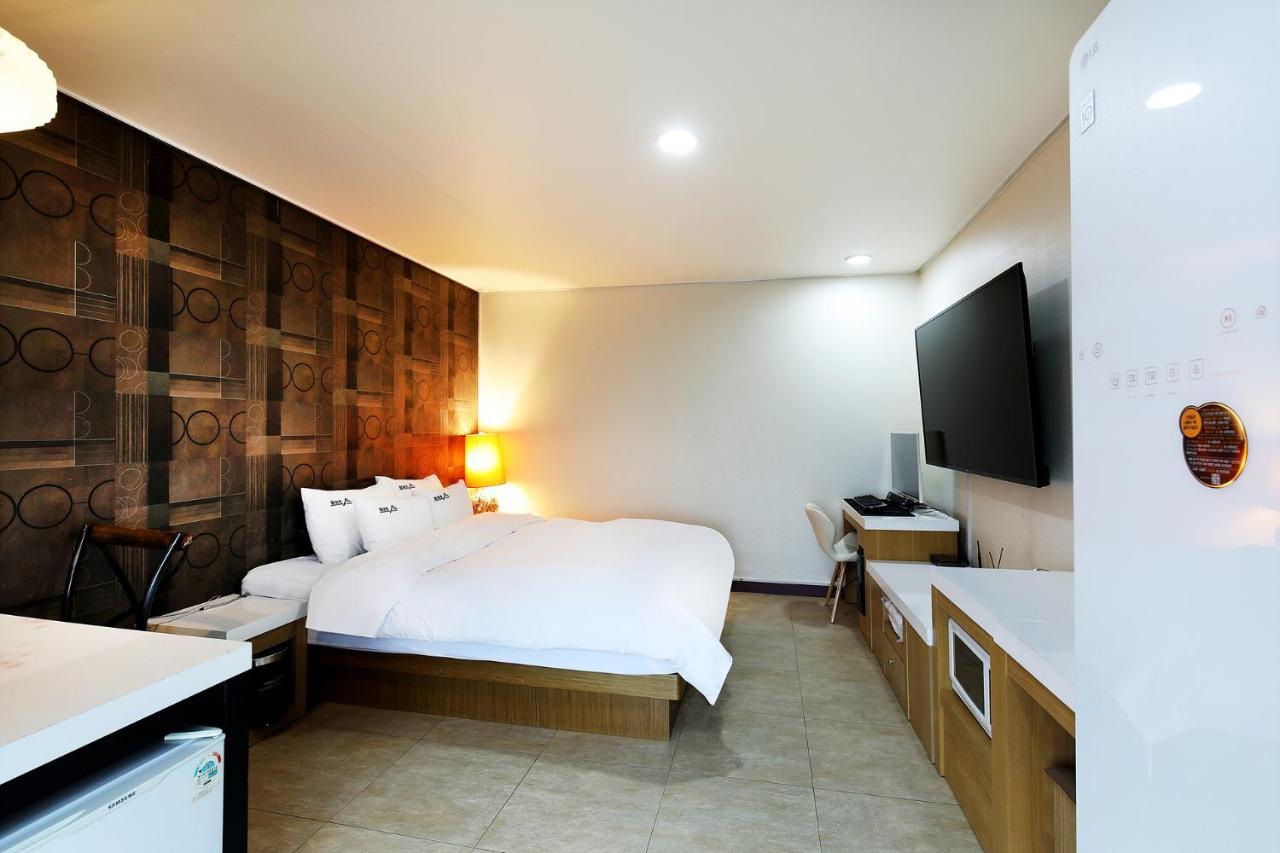 White Tourist Hotel Jeonju Extérieur photo