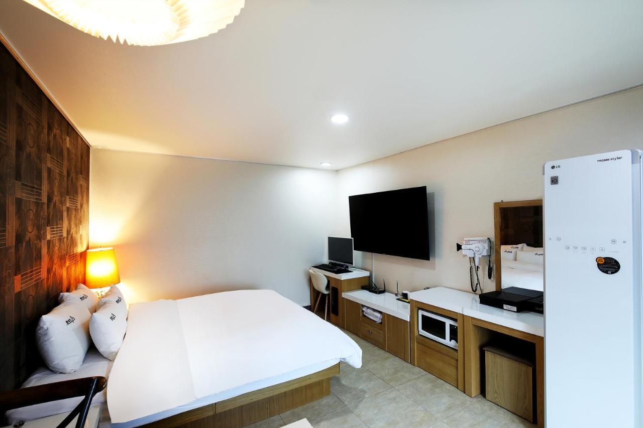 White Tourist Hotel Jeonju Extérieur photo