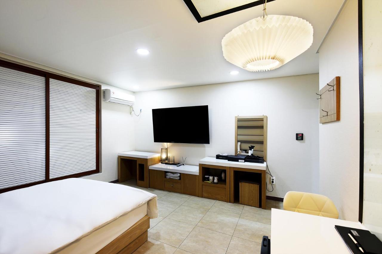 White Tourist Hotel Jeonju Extérieur photo