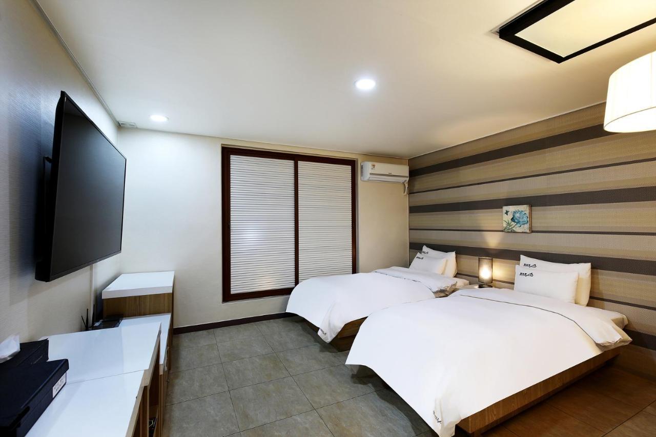 White Tourist Hotel Jeonju Extérieur photo