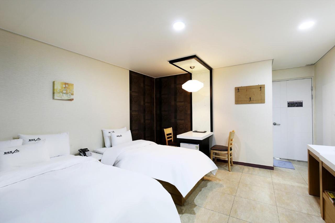 White Tourist Hotel Jeonju Extérieur photo