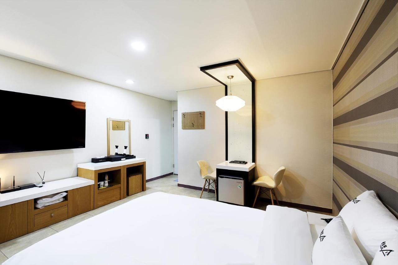 White Tourist Hotel Jeonju Extérieur photo