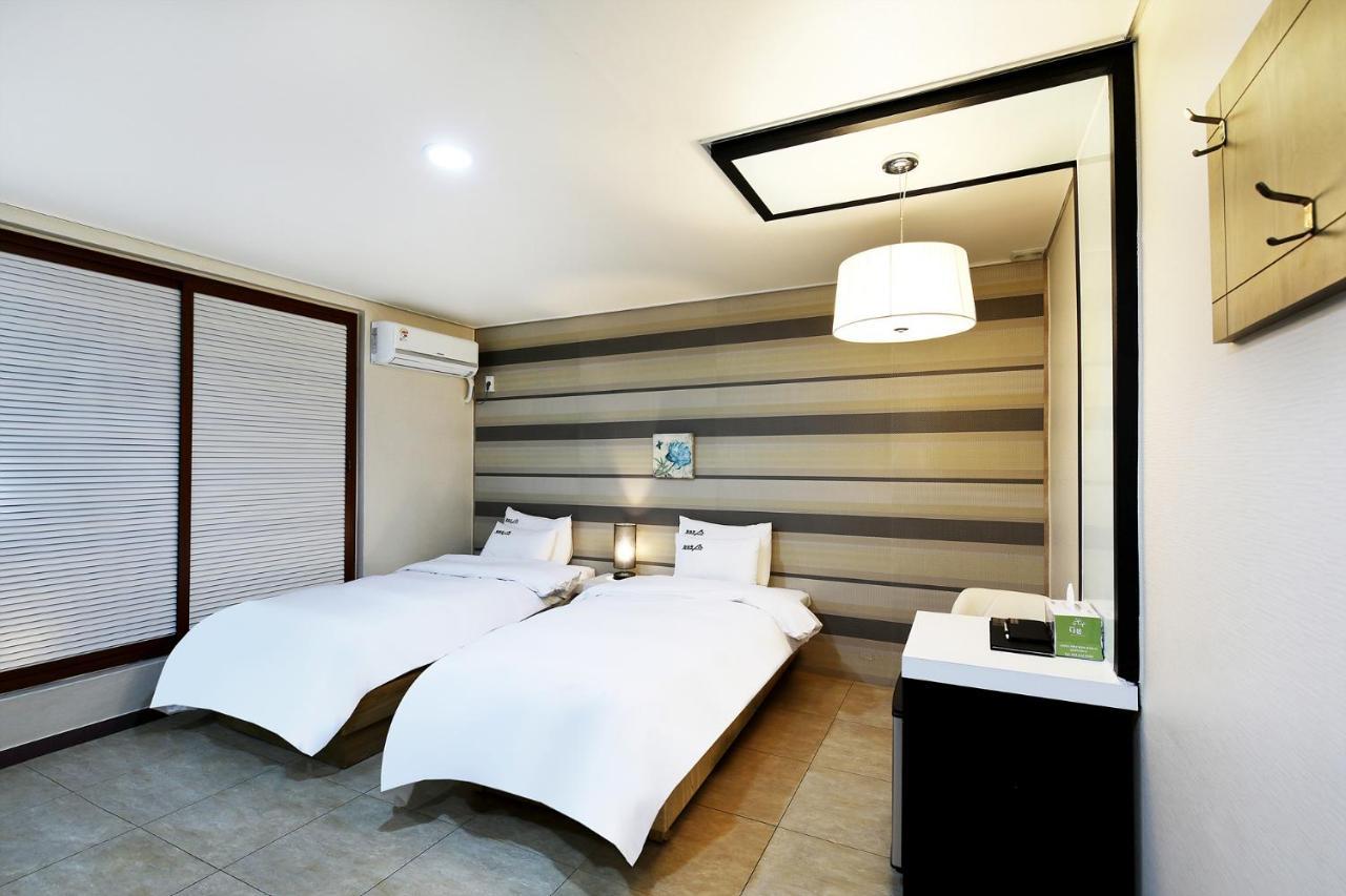 White Tourist Hotel Jeonju Extérieur photo