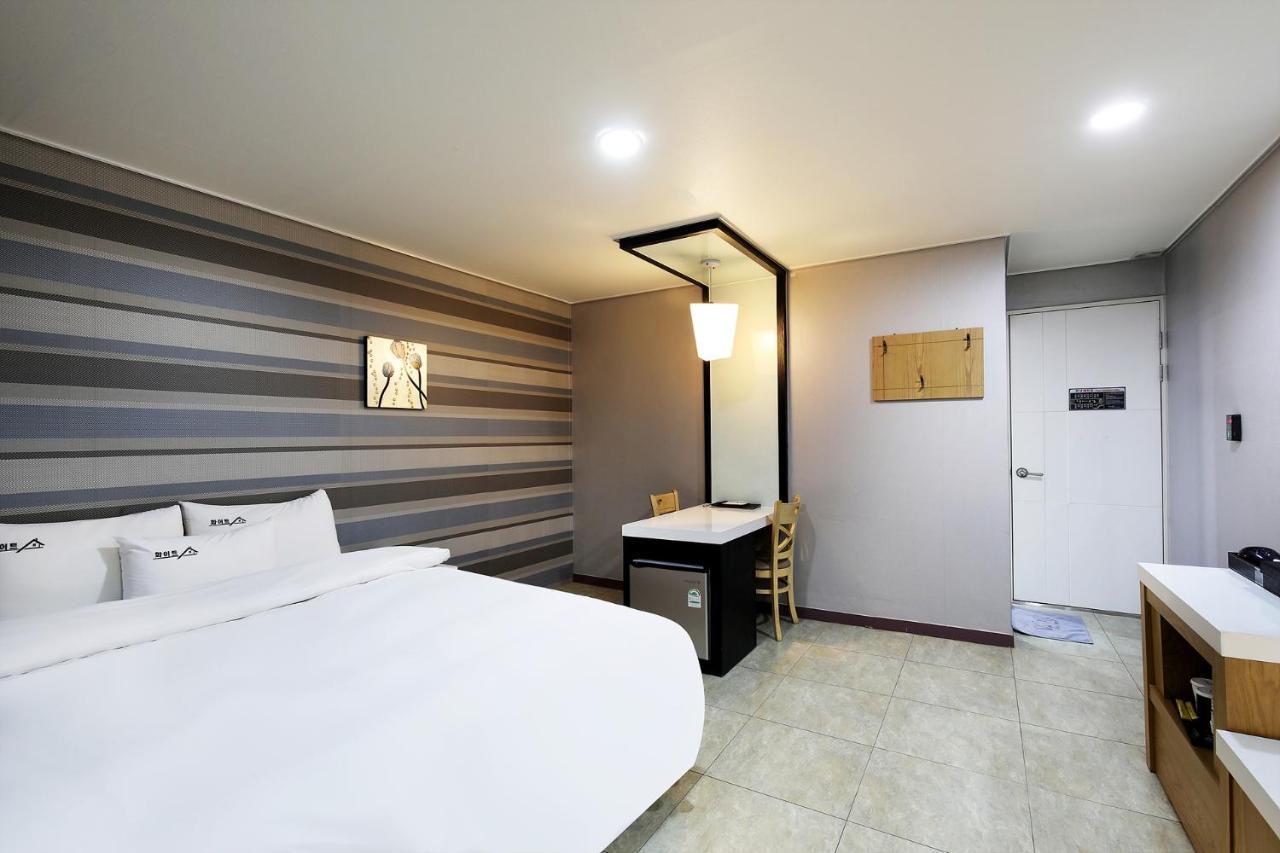 White Tourist Hotel Jeonju Extérieur photo