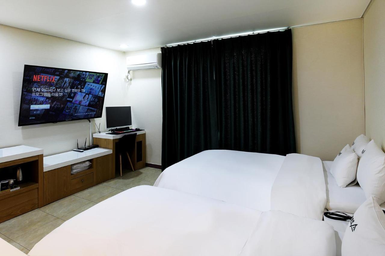 White Tourist Hotel Jeonju Extérieur photo