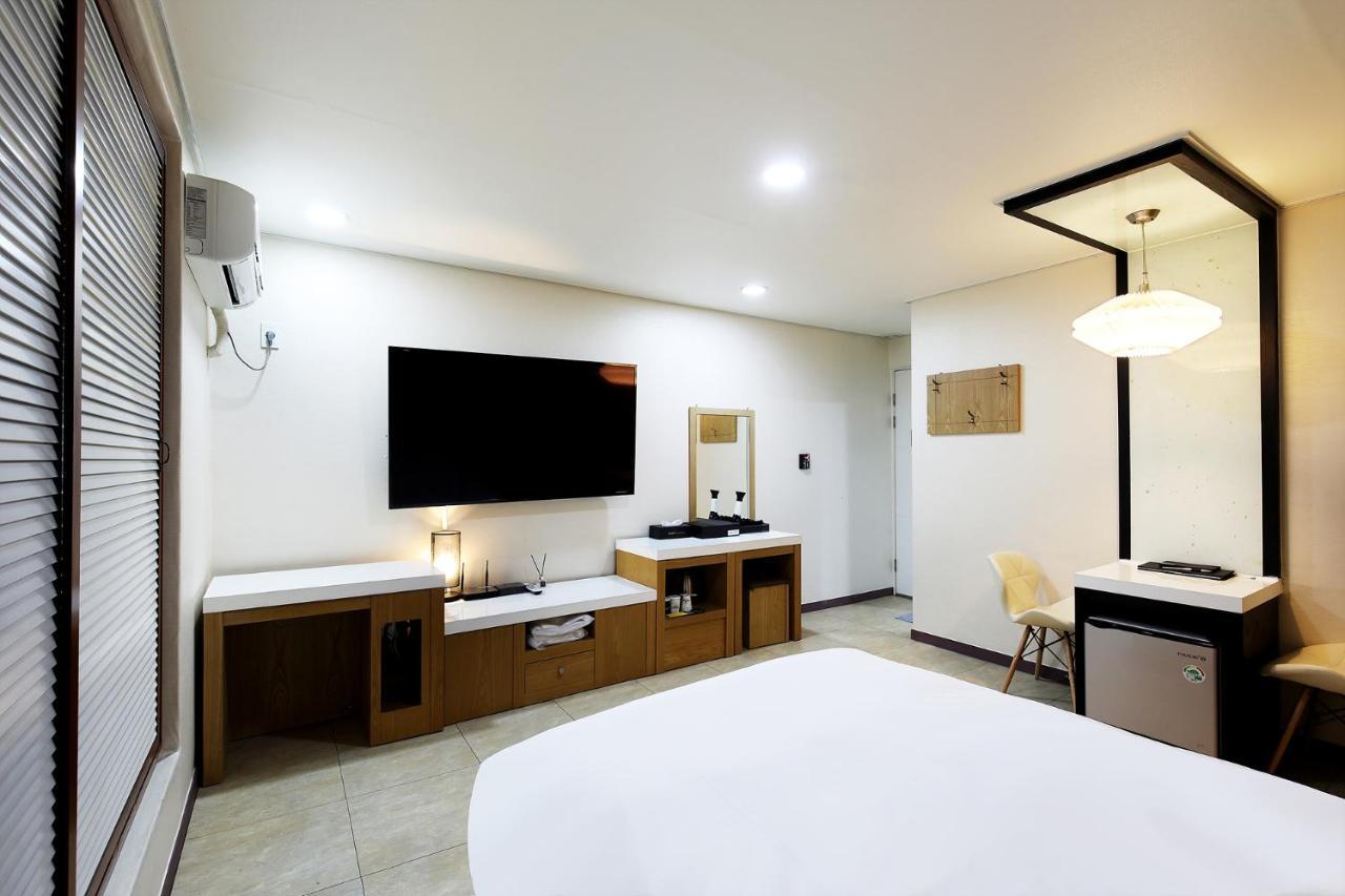 White Tourist Hotel Jeonju Extérieur photo