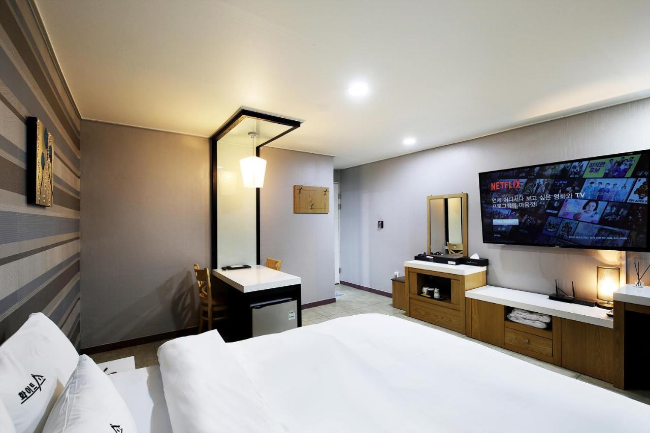 White Tourist Hotel Jeonju Extérieur photo