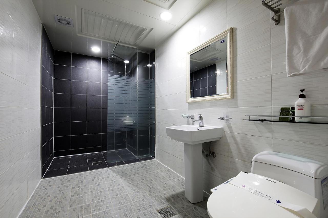 White Tourist Hotel Jeonju Extérieur photo
