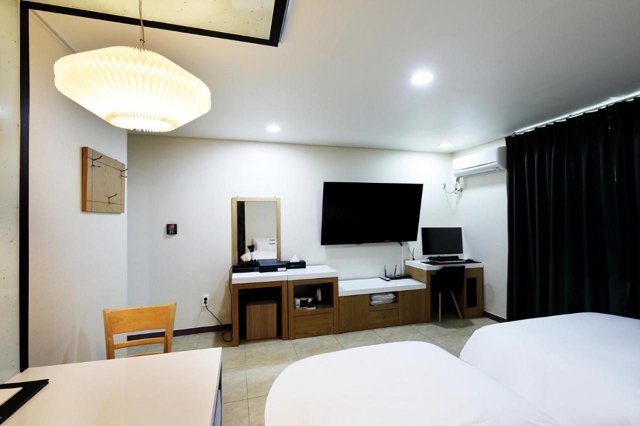 White Tourist Hotel Jeonju Extérieur photo