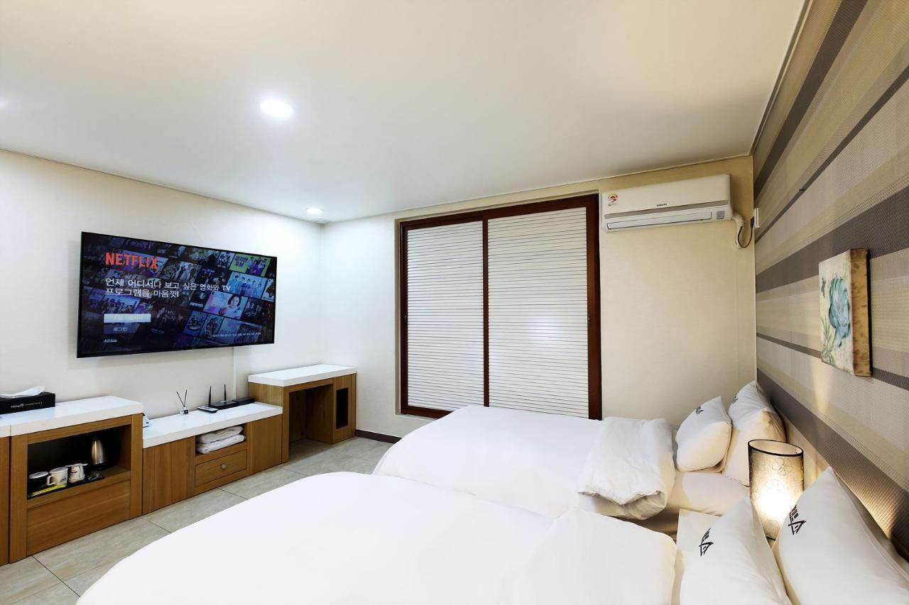 White Tourist Hotel Jeonju Extérieur photo