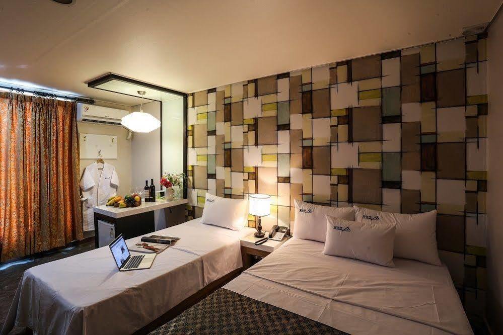 White Tourist Hotel Jeonju Extérieur photo