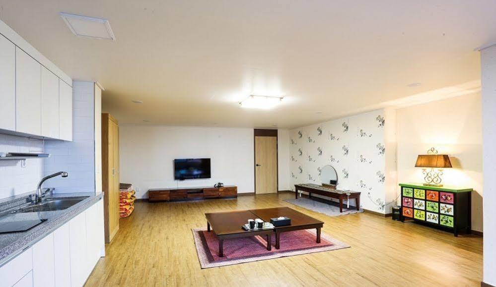 White Tourist Hotel Jeonju Extérieur photo