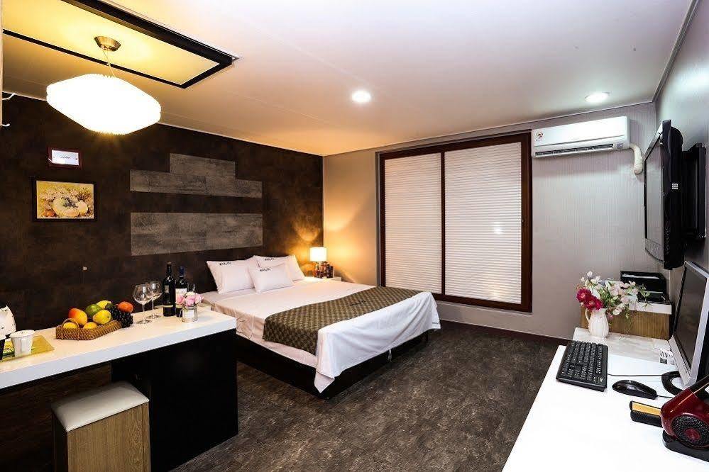White Tourist Hotel Jeonju Extérieur photo
