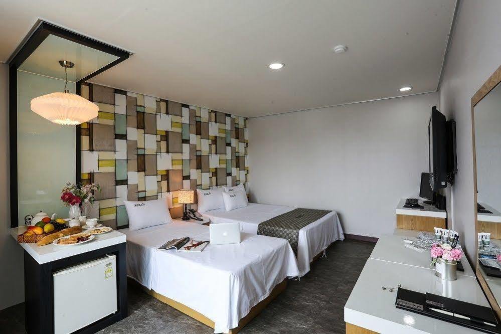White Tourist Hotel Jeonju Extérieur photo