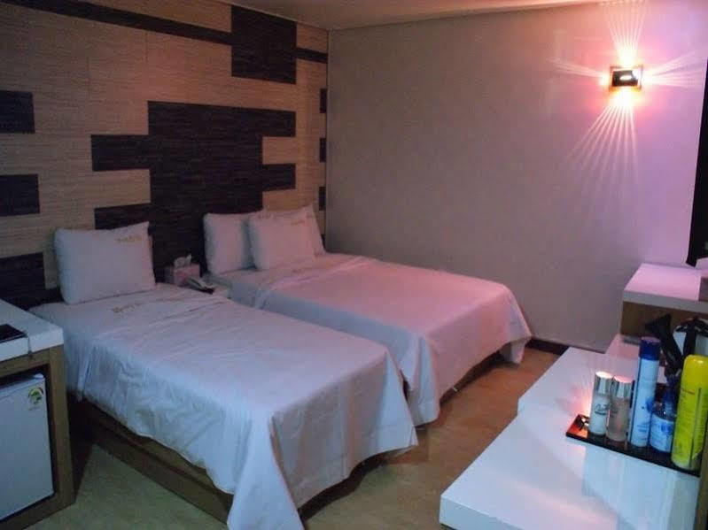 White Tourist Hotel Jeonju Extérieur photo
